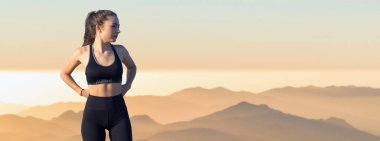 Zayıf bir atletik kız, sabahın erken saatlerinde dağların arka planında ders arasında mola verir. Sessizliğin ve özgürlüğün tadını çıkarır..