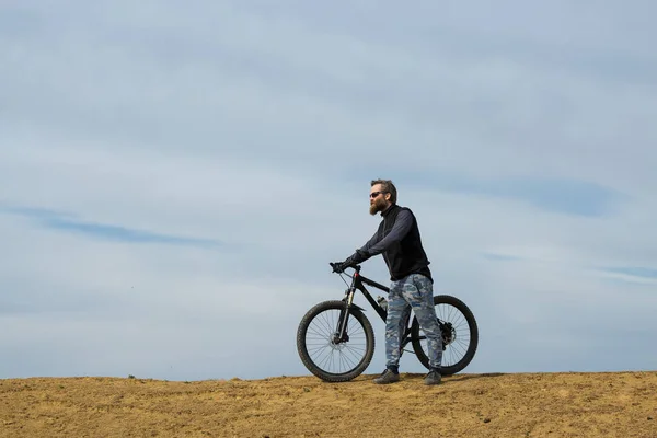 자전거를 스포츠 수염의 아름다운 풍경이군 현수막에 파노라마같은 — 스톡 사진