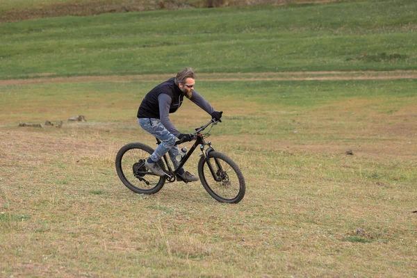 Sport Brutale Bebaarde Man Een Moderne Mountainbike Fietser Groene Heuvels — Stockfoto