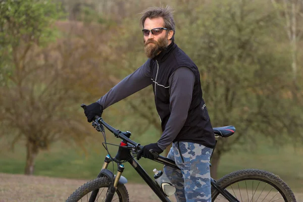 Sportovní Brutální Vousáč Moderním Horském Kole Cyklista Zelených Kopcích Jaře — Stock fotografie