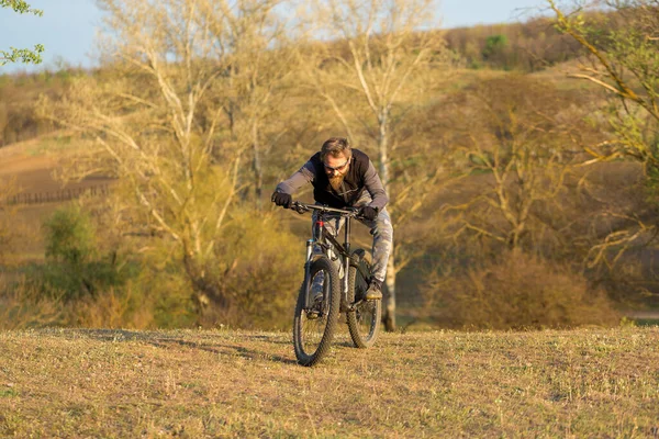 Sport Brutal Skäggig Kille Modern Mountainbike Cyklist Gröna Kullarna Våren — Stockfoto