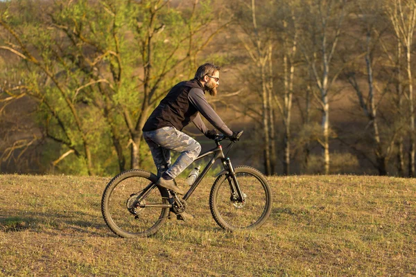 자전거를 스포츠 수염의 언덕에 등산객들 — 스톡 사진