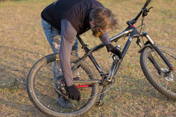 Deportivo Tipo Barbudo Brutal Una Bicicleta Montaña Moderna Ciclista Las —  Fotos de Stock