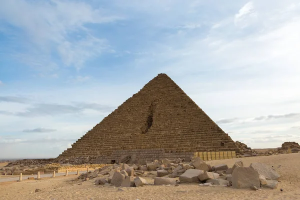 カイロの砂漠の有名な大ギザピラミッド — ストック写真