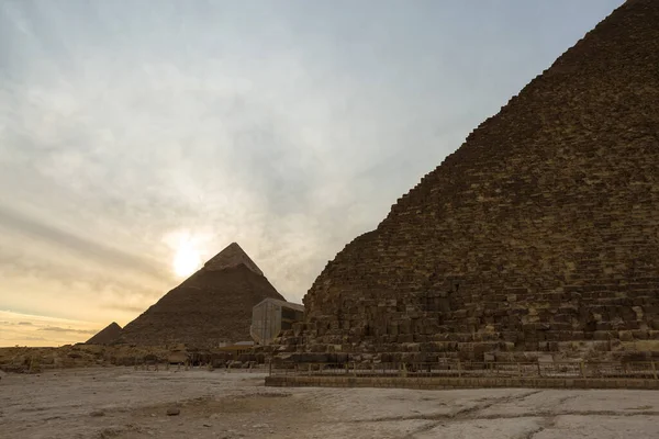 Famosas Grandes Pirâmides Gizé Deserto Areia Cairo — Fotografia de Stock