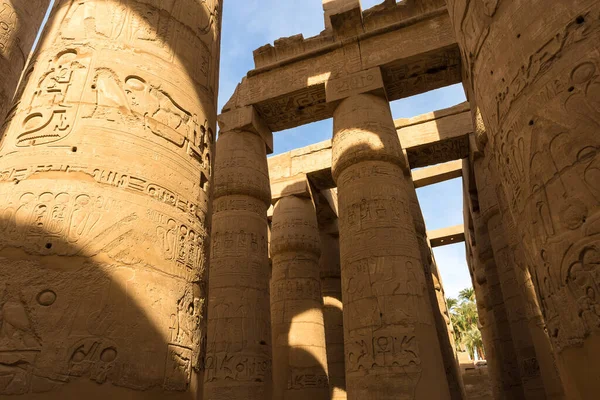 神殿的废墟 卡尔纳克神殿 把象形文字铭刻在墙上 — 图库照片