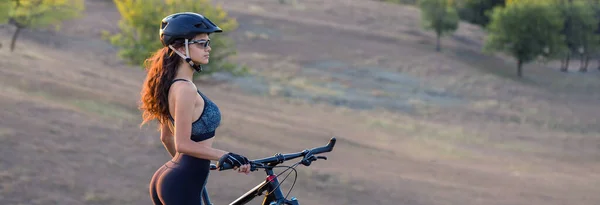 Menina Uma Bicicleta Montanha Offroad Belo Retrato Ciclista Pôr Sol — Fotografia de Stock