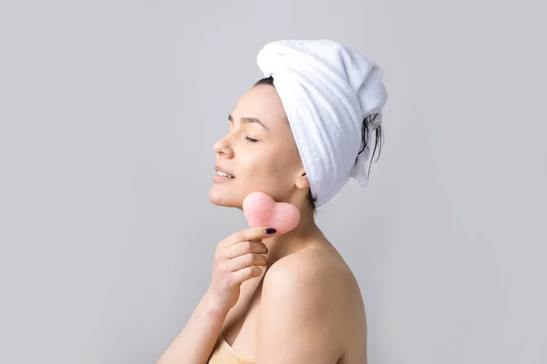 Schoonheidsportret Van Vrouw Witte Handdoek Het Hoofd Met Een Spons — Stockfoto