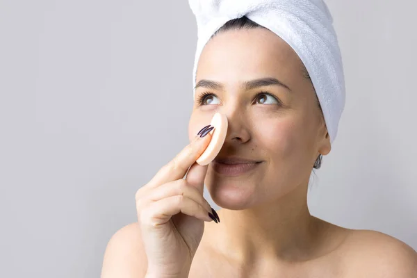 Retrato Belleza Mujer Toalla Blanca Cabeza Con Una Esponja Para — Foto de Stock