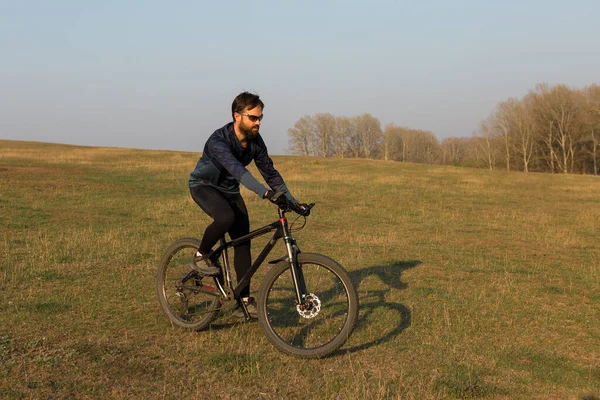 Cyklist Shorts Och Jersey Modern Kol Hardtail Cykel Med Luftfjädring — Stockfoto