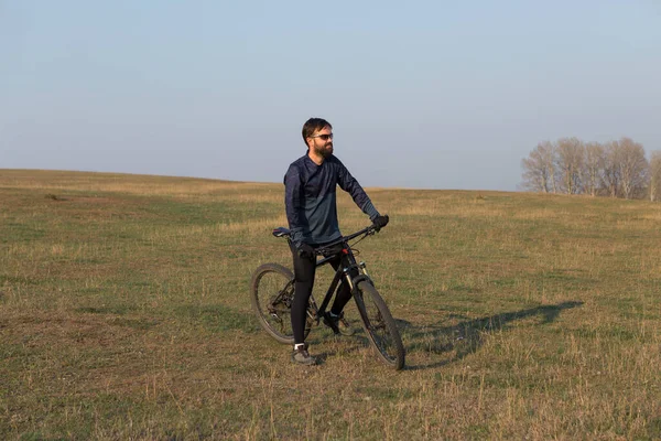 Ποδηλάτης Σορτς Και Φανέλα Ένα Σύγχρονο Carbon Hardtail Ποδήλατο Ένα — Φωτογραφία Αρχείου