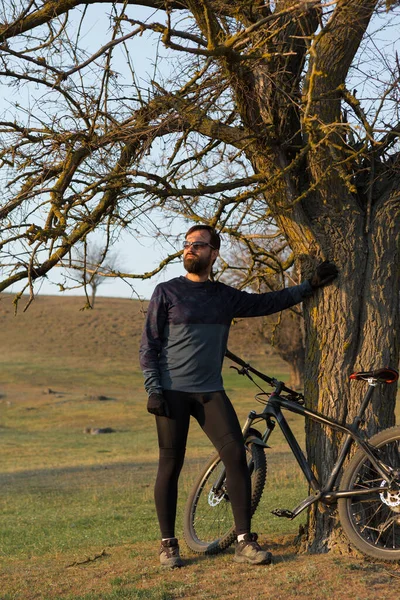 Ciclista Pantalones Cortos Jersey Una Moderna Bicicleta Rígida Carbono Con —  Fotos de Stock