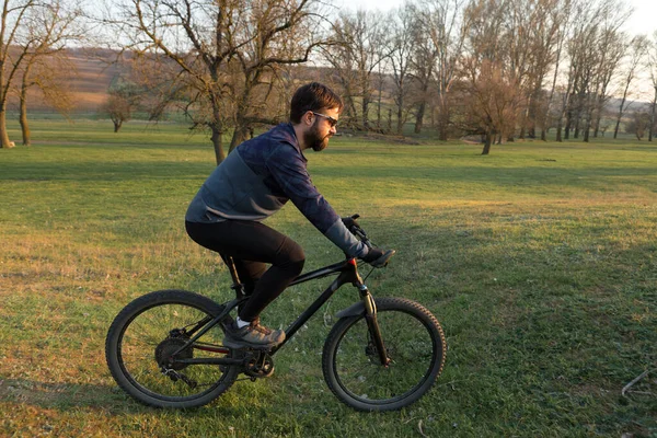 Rowerzysta Krótkich Spodenkach Koszulce Nowoczesnym Rowerze Twardym Ogonem Węglowym Widelcem — Zdjęcie stockowe