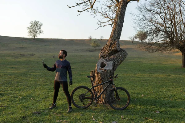 Ποδηλάτης Σορτς Και Φανέλα Ένα Σύγχρονο Carbon Hardtail Ποδήλατο Ένα — Φωτογραφία Αρχείου