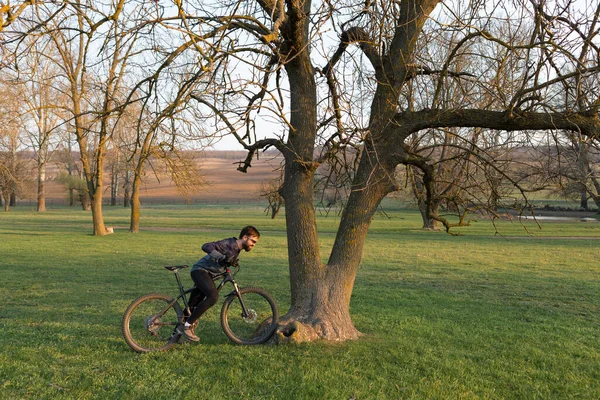 Ciclista Pantalones Cortos Jersey Una Moderna Bicicleta Rígida Carbono Con —  Fotos de Stock