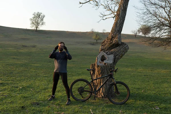 Ciclist Pantaloni Scurți Tricou Bicicletă Modernă Din Carbon Furculiță Suspendată — Fotografie, imagine de stoc