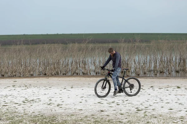 Esportes Cara Barbudo Brutal Uma Bicicleta Montanha Moderna Ciclista Lugar — Fotografia de Stock