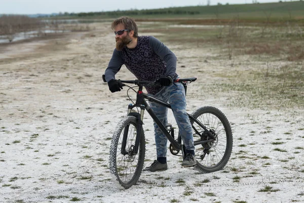Αθλητικός Κτηνώδης Γενειοφόρος Μοντέρνο Ποδήλατο Βουνού Ένας Ποδηλάτης Ένα Έρημο — Φωτογραφία Αρχείου