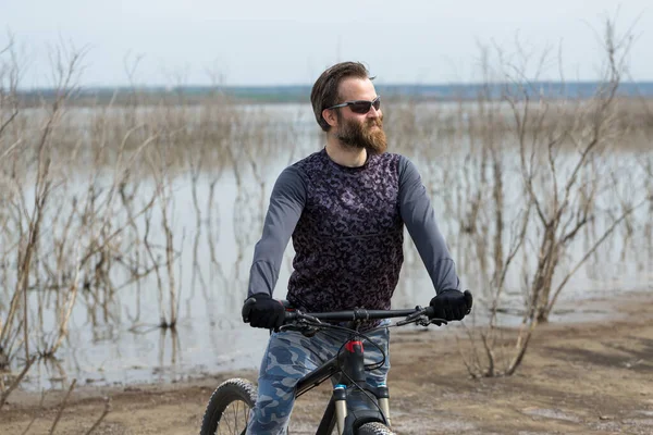 Deportivo Tipo Barbudo Brutal Una Bicicleta Montaña Moderna Ciclista Lugar —  Fotos de Stock