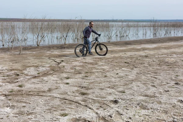 Sport Brutaler Bärtiger Typ Auf Einem Modernen Mountainbike Ein Radfahrer — Stockfoto