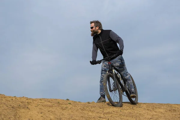 現代のマウンテンバイクで残酷な髭の男をスポーツ 山からの美しい景色 バナーのパノラマビュー — ストック写真