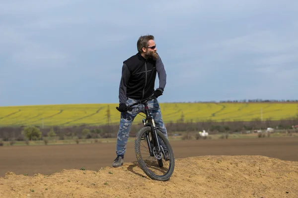 Sport Brutaler Bärtiger Typ Auf Einem Modernen Mountainbike Schöne Aussicht — Stockfoto