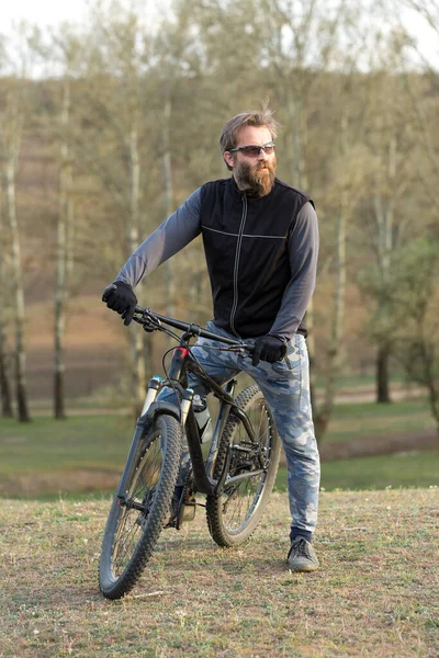 Sport Brutaler Bärtiger Typ Auf Einem Modernen Mountainbike Radfahrer Auf — Stockfoto