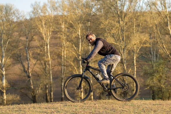 Sport Brutale Bebaarde Man Een Moderne Mountainbike Fietser Groene Heuvels — Stockfoto