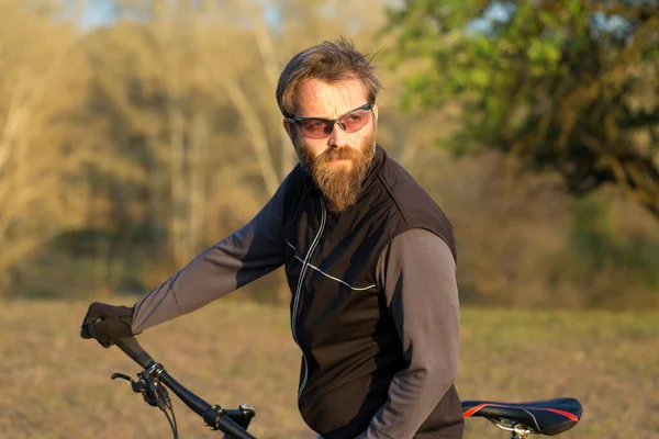 Sport Brutaler Bärtiger Typ Auf Einem Modernen Mountainbike Radfahrer Auf — Stockfoto