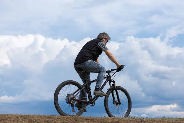 Sport Brutale Barbuto Ragazzo Una Moderna Mountain Bike Ciclista Luogo — Foto Stock