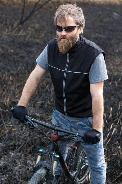 現代のマウンテンバイクで残酷な髭の男をスポーツ 湖に捨てられた塩の中のサイクリスト — ストック写真