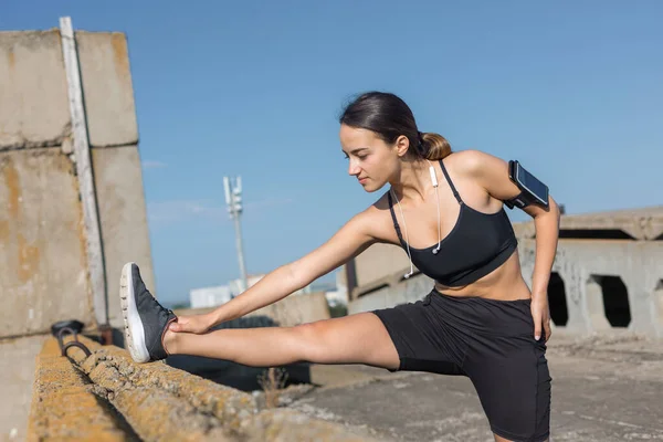 Young Slim Athletic Girl Sportswear Snakeskin Prints Performs Set Exercises — Stock Photo, Image