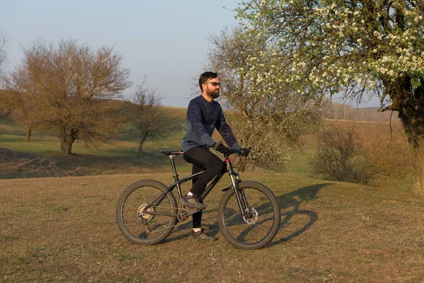 Radler Kurzen Hosen Und Trikot Auf Einem Modernen Carbon Hardtail — Stockfoto