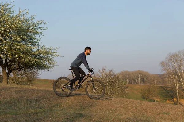 Cyklist Shorts Och Jersey Modern Kol Hardtail Cykel Med Luftfjädring — Stockfoto