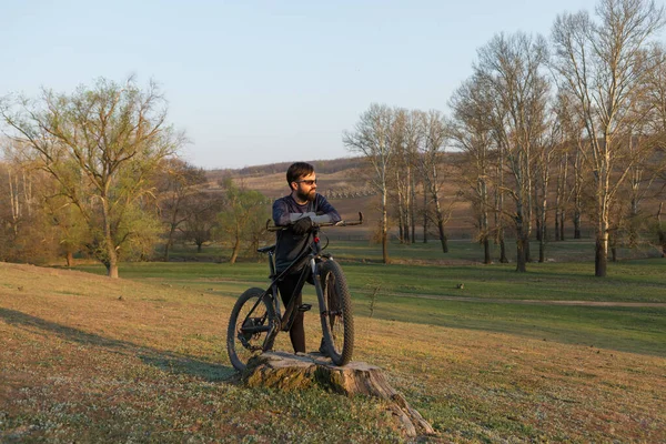 Cyklist Shorts Och Jersey Modern Kol Hardtail Cykel Med Luftfjädring — Stockfoto