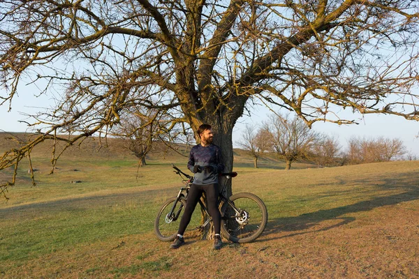 Ποδηλάτης Σορτς Και Φανέλα Ένα Σύγχρονο Carbon Hardtail Ποδήλατο Ένα — Φωτογραφία Αρχείου