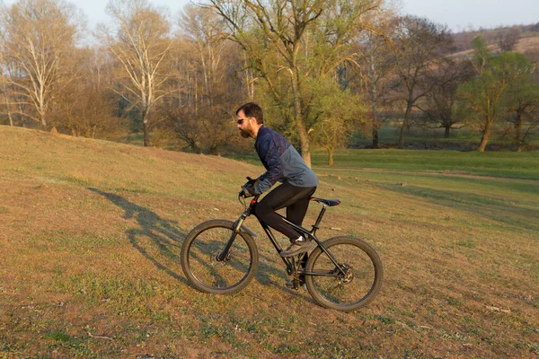 Cyklist Shorts Och Jersey Modern Kol Hardtail Cykel Med Luftfjädring — Stockfoto