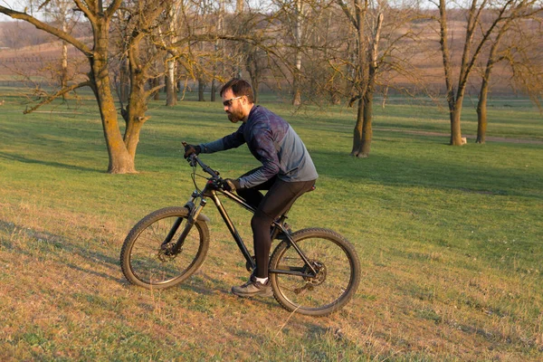 Rowerzysta Krótkich Spodenkach Koszulce Nowoczesnym Rowerze Twardym Ogonem Węglowym Widelcem — Zdjęcie stockowe