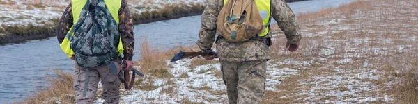 Silueta Cazador Con Arma Las Cañas Contra Sol Una Emboscada —  Fotos de Stock