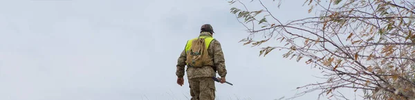 Silhueta Caçador Com Uma Arma Nos Juncos Contra Sol Uma — Fotografia de Stock