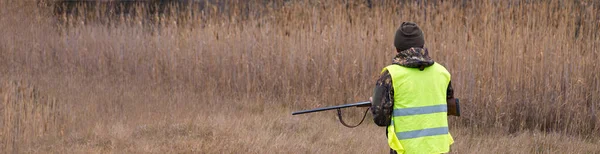 Мисливці Німецьким Дратхаром Спанієлем Полювання Голубів Собаками Дзеркальних Жилетах — стокове фото