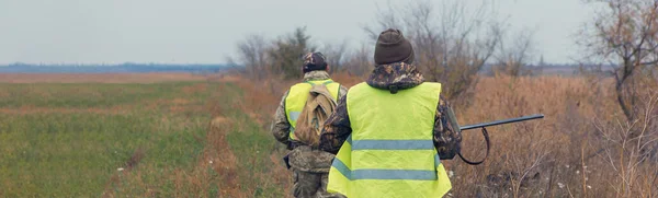 Hunters German Drathaar Spaniel Pigeon Hunting Dogs Reflective Vests — Stock Photo, Image