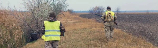 Jägare Med Tysk Drathaar Och Spaniel Duvjakt Med Hundar Reflekterande — Stockfoto