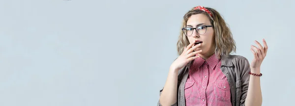 Image Excited Young Lady Glasses Looking Camera Have Idea Stands — ストック写真