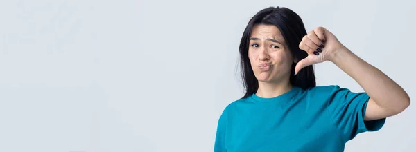 Junge Brünette Blauem Tank Top Mit Daumen Nach Unten Geste — Stockfoto