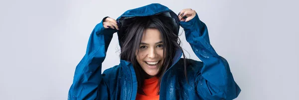 Retrato Una Niña Sonriente Vestida Con Impermeable Azul Gotas Posando — Foto de Stock