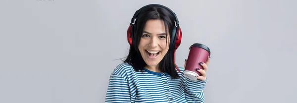 Ένα Νεαρό Κορίτσι Ριγέ Γιλέκο Ακούει Μουσική Κόκκινα Ακουστικά Ένα — Φωτογραφία Αρχείου