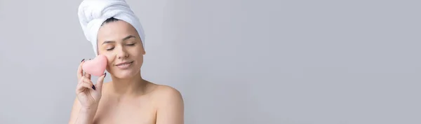Krásný Portrét Ženy Bílém Ručníku Hlavě Houbičkou Pro Tělo Výhledem — Stock fotografie