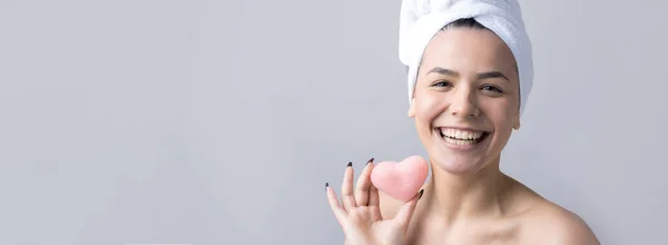 Schoonheidsportret Van Vrouw Witte Handdoek Het Hoofd Met Een Spons — Stockfoto