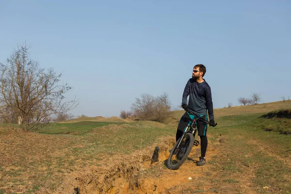 Ποδηλάτης Σορτς Και Φανέλα Ένα Σύγχρονο Carbon Hardtail Ποδήλατο Ένα — Φωτογραφία Αρχείου